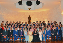 Estudiantes de medicina festejan su cena-baile de graduación