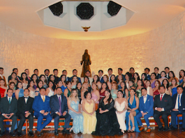 Estudiantes de medicina festejan su cena-baile de graduación