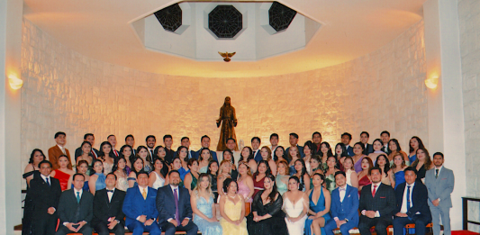 Estudiantes de medicina festejan su cena-baile de graduación
