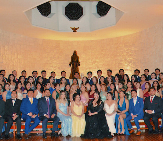 Estudiantes de medicina festejan su cena-baile de graduación